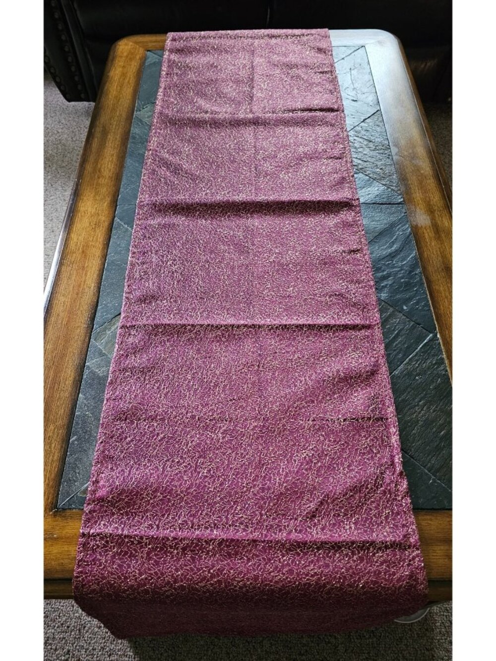 Saro Lifestyle Elegant Burgundy & Gold Textured Table Runner Holiday Party Decor